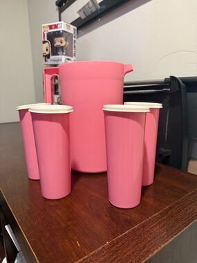 Tupperware pink pitcher with tumblers
